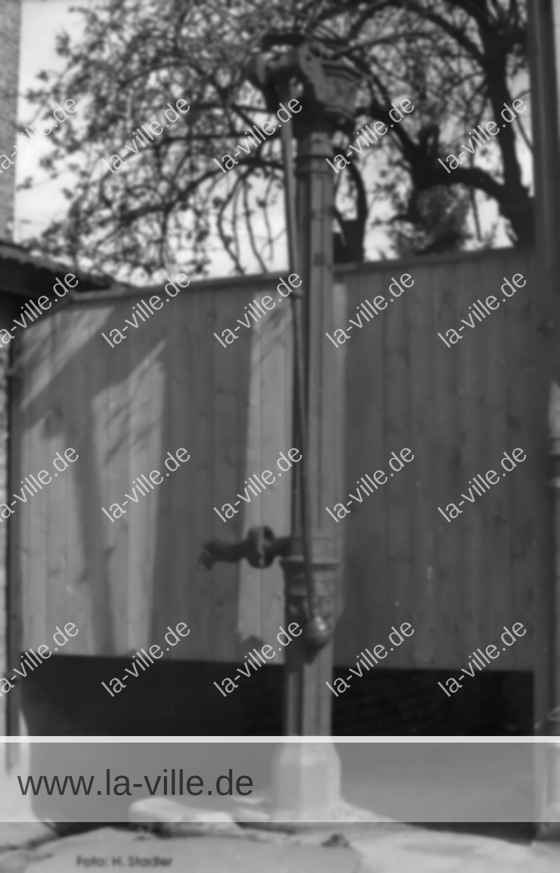 Noch in den 1960iger Jahren stand die Dorfpumpe an der Brunnenstraße 73-75