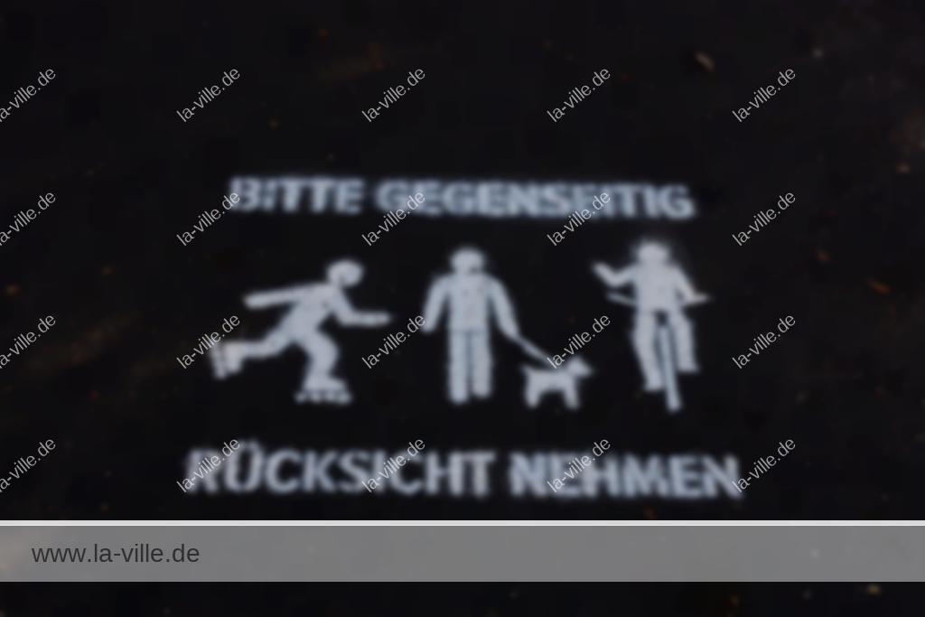 Eine Kreidezeichnung eines Mannes und einer Frau auf einem Bürgersteig.